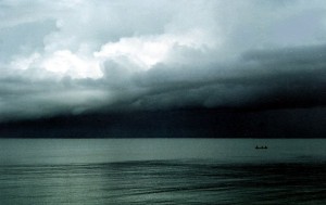 800px-Dark_storm_clouds